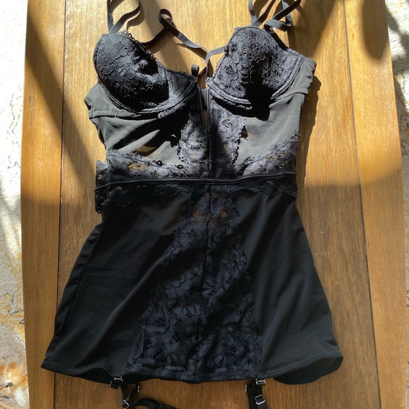 Love honey Parisienne black lace plunge chamise. Size small - Picture 7 of 7